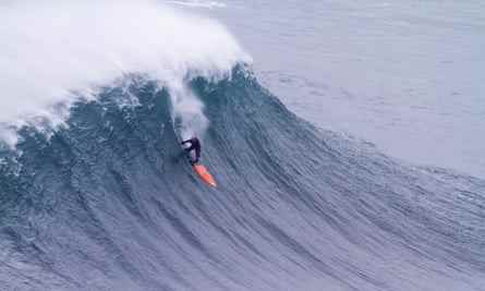 Surfen auf den gigantischen Wellen von Nazaré