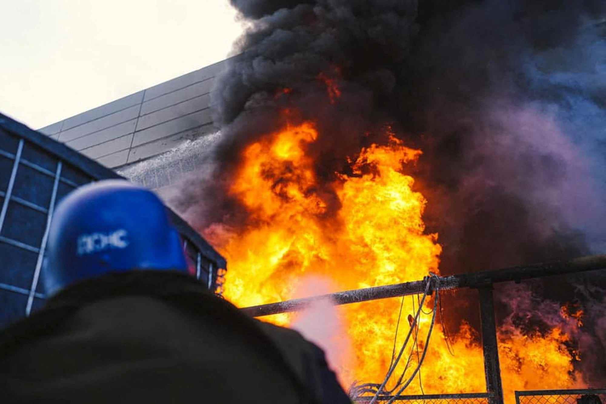 Feuerwehrleute arbeiten daran, ein Feuer in einem Wärmekraftwerk zu löschen, das am 18. Oktober 2022 in Kiew, Ukraine, durch einen russischen Raketenangriff beschädigt wurde.