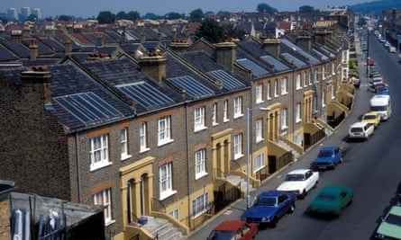 Sonnenkollektoren an Häusern in Southwark, London.