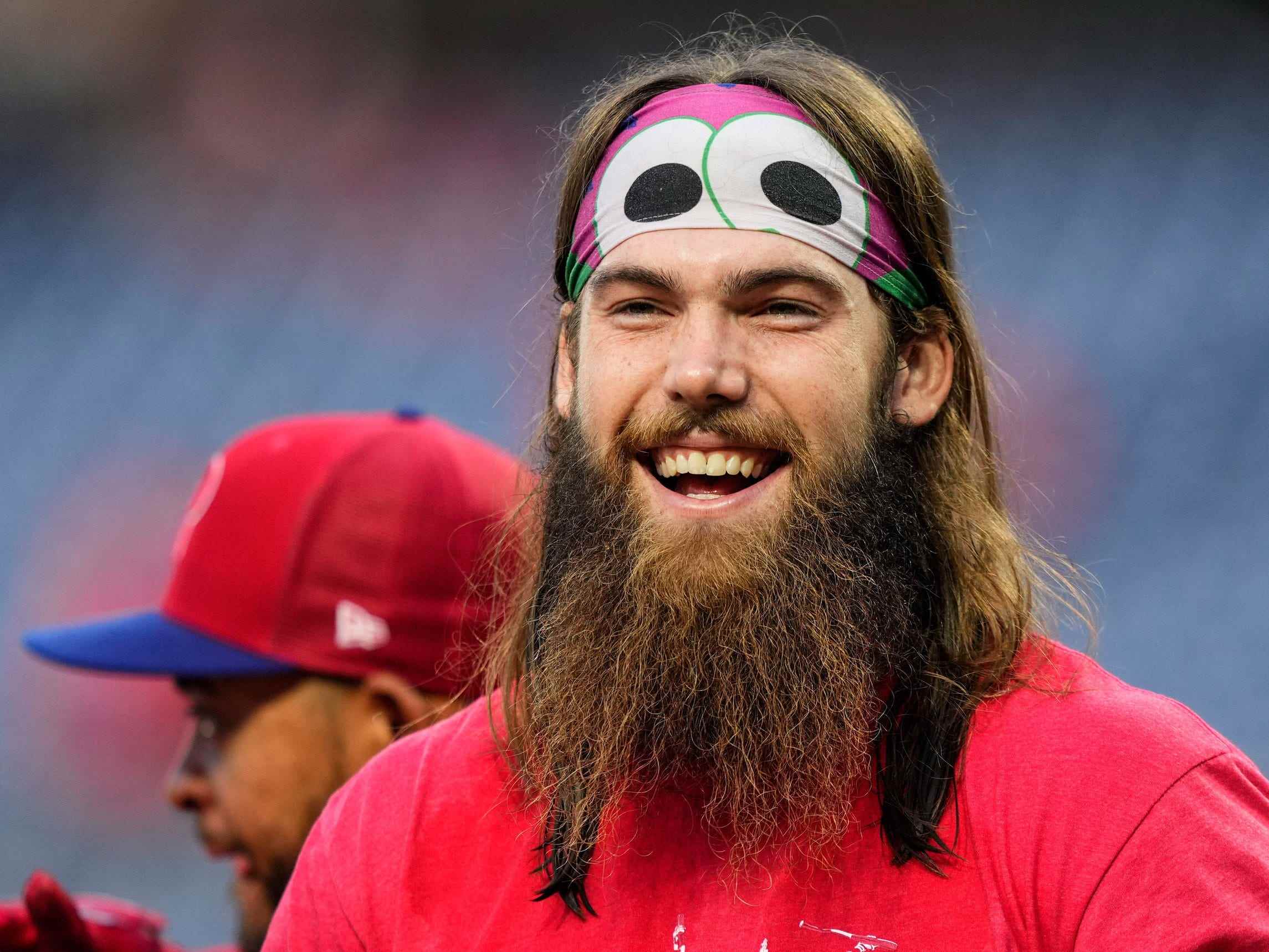 Brandon Marsh lächelt während des Schlagtrainings vor Spiel 4 der World Series.