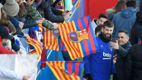 Piqué posiert für einen Fan während einer öffentlichen Trainingseinheit auf dem Trainingsgelände von Joan Gamper Sports City in Sant Joan Despi am 5. Januar 2020.