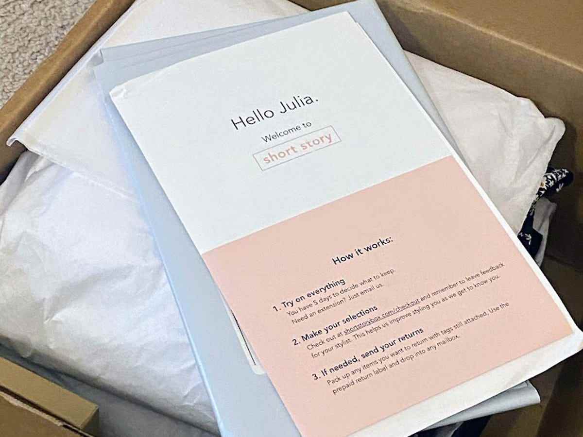 Box von Short Story mit einer personalisierten Karte an Julia obendrauf