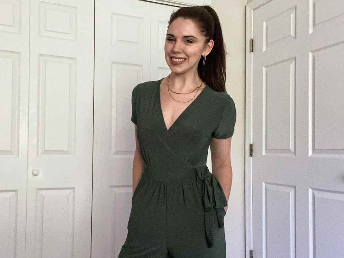 Julia Guerra trägt einen grünen Overall