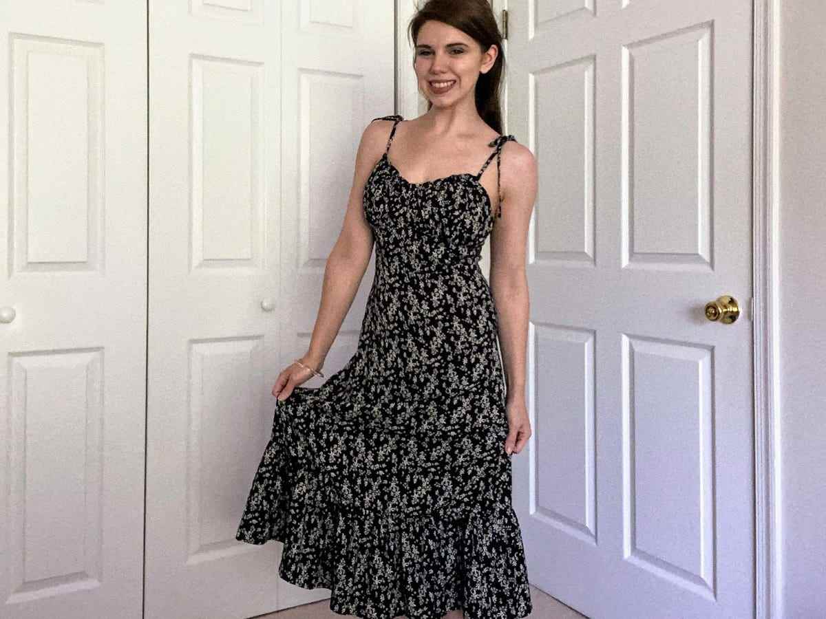 Julia Guerra trägt ein schwarz-weißes Kleid