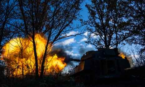 Ukrainische Streitkräfte feuern aus selbstfahrenden Haubitzen auf russische Stellungen in der Nähe von Bachmut in der Ostukraine