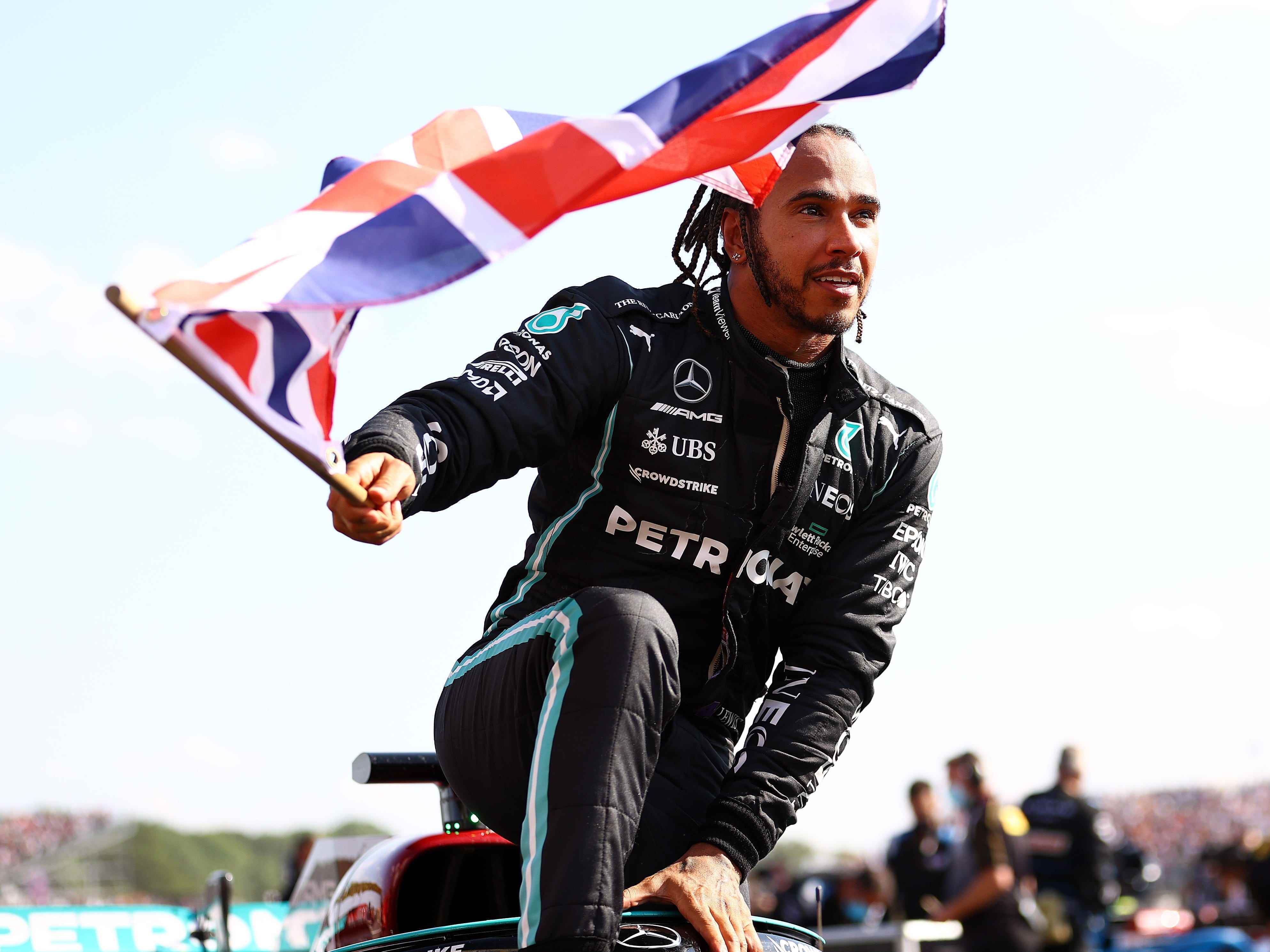 Lewis Hamilton schwenkt beim britischen Grand Prix eine britische Flagge