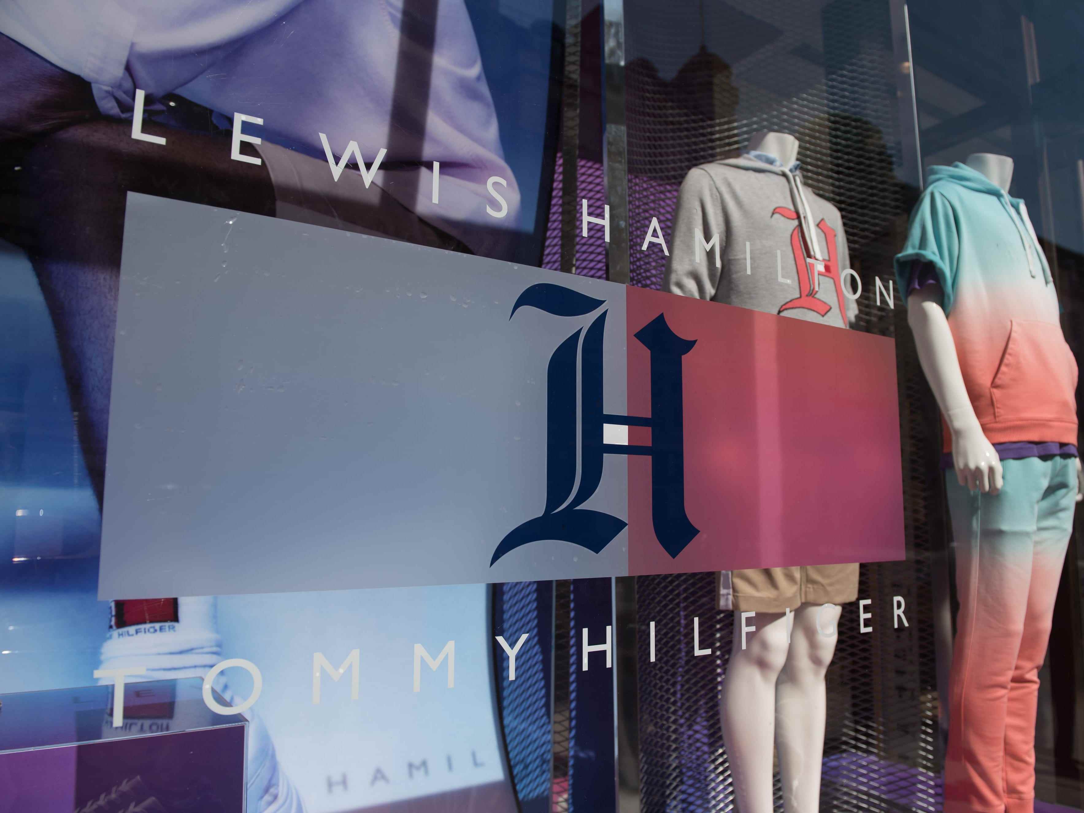 Eine allgemeine Ansicht des Tommy Hilfiger Fashion Stores in der Regent Street, das sein Lewis Hamilton-Sortiment in seinem Schaufenster zeigt