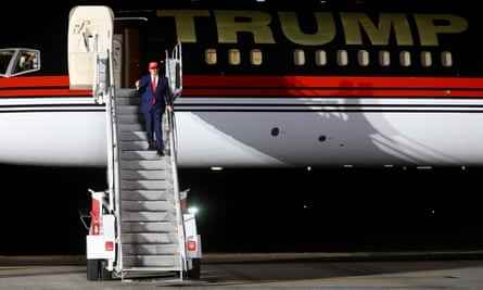 Trump geht die Treppe von seinem Flugzeug hinunter, als er zur Kundgebung kommt