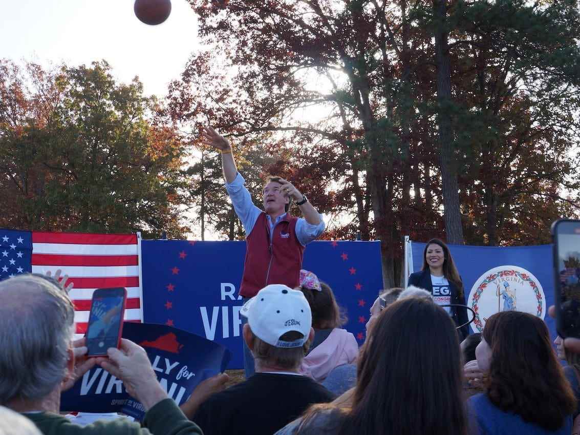 Glenn Youngkin, Gouverneur von Virginia, wirft bei einer Kundgebung für den GOP-Kongresskandidaten Yesli Vega in Spotsylvania, VA, einen Basketball in die Menge.
