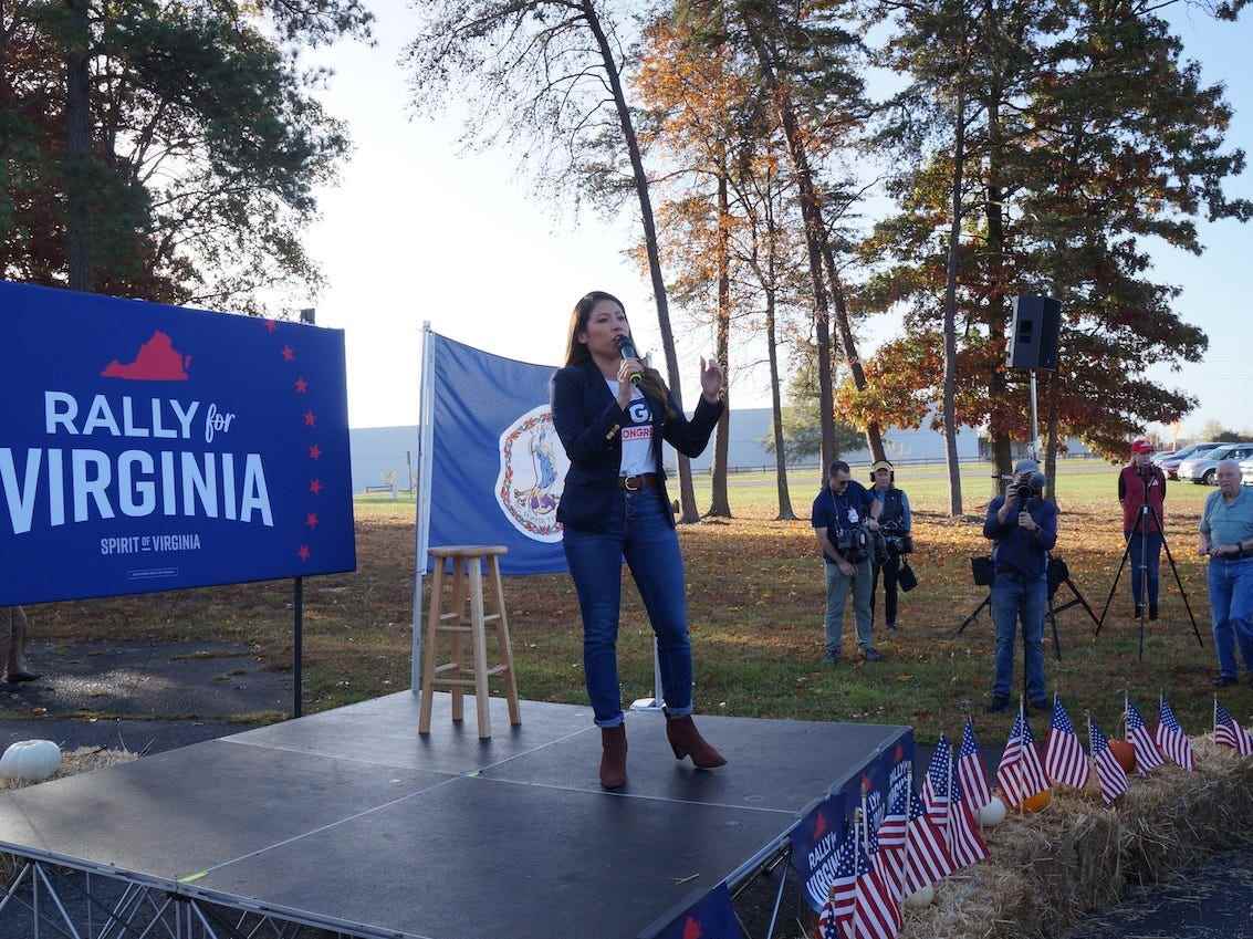 Der GOP-Kongresskandidat Yesli Vega spricht am Samstag, dem 5. November, mit Unterstützern in Spotsylvania, VA.