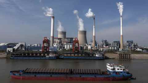 Schiffe transportieren im November 2021 Kohle vor einem Kohlekraftwerk in Hanchuan, Provinz Hubei, China.