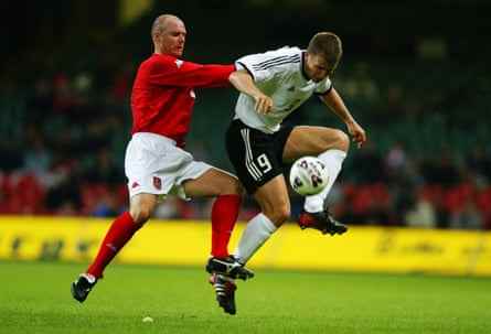 Rob Page (links) fordert Oliver Bierhoff beim 1:0-Sieg von Wales gegen Deutschland in ihrem Freundschaftsspiel im Millennium Stadium von Cardiff im Mai 2002 heraus.