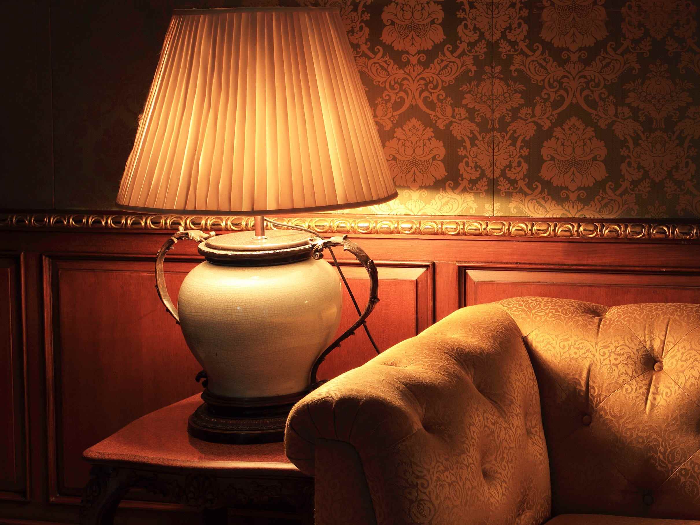 Vintage Lampe auf einem Beistelltisch neben einer Couch