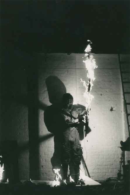 Performance mit Lichtbogenschweißgerät von Stephen Cripps in seinem Studio in Butler's Wharf, 1975 – 1979