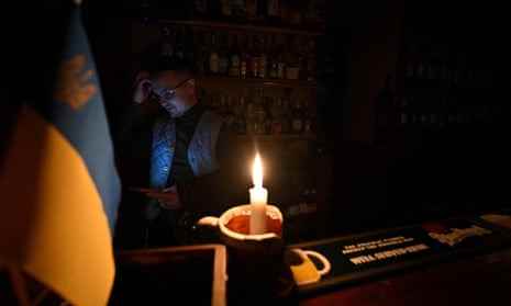 Ein Barkeeper in Kiew verwendet Kerzenlicht während eines Stromausfalls.