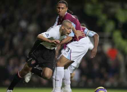 Rio Ferdinand (links) trifft auf seinen Bruder Anton, als er 2006 für Manchester United gegen West Ham spielt.