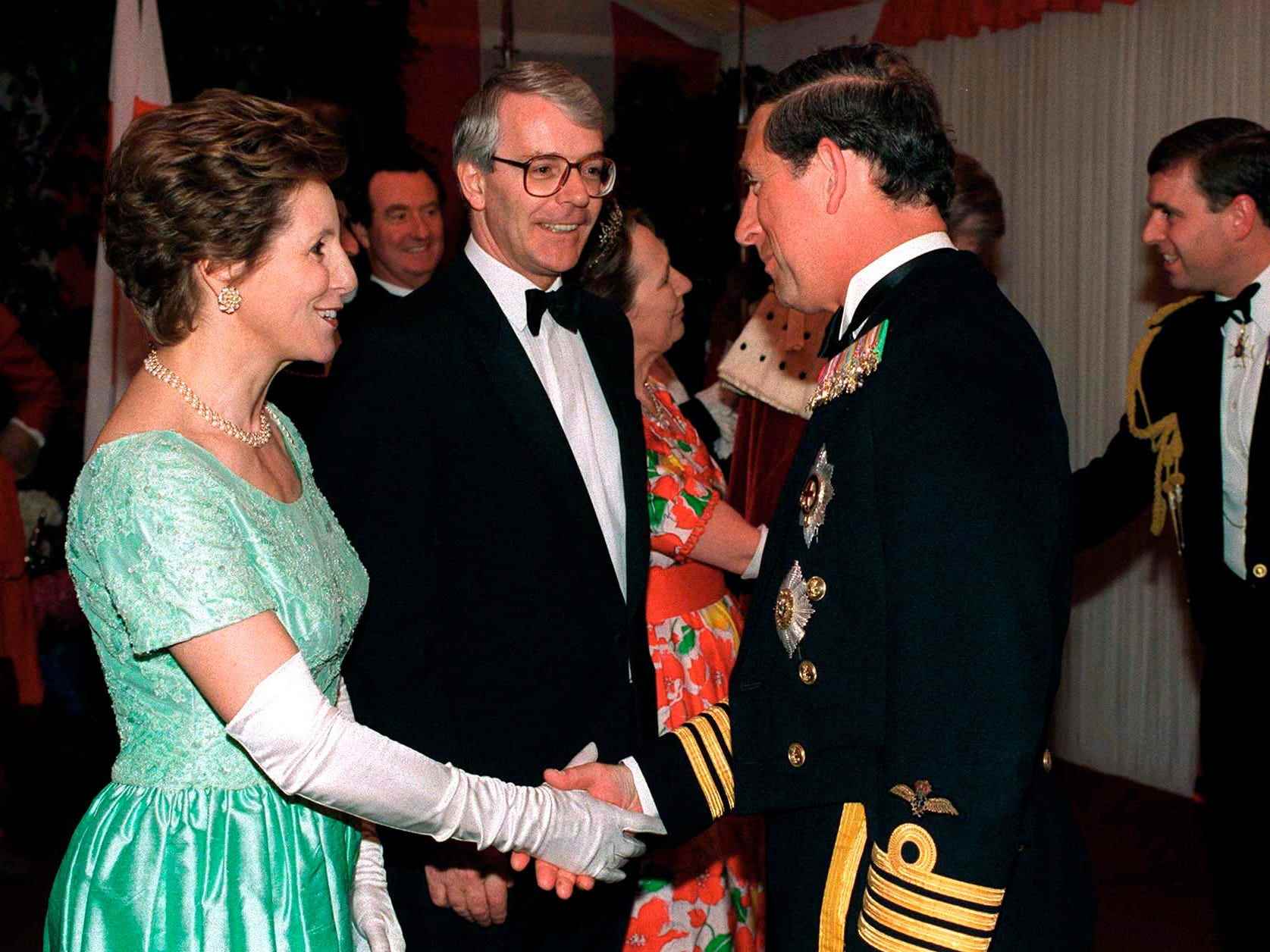 Bankett der Staatsoberhäupter in Guildhall, London zum Gedenken an den 50. Jahrestag des Kriegsendes in Europa.  Prinz Charles wird von Premierminister John Major und Ehefrau Norma begrüßt.