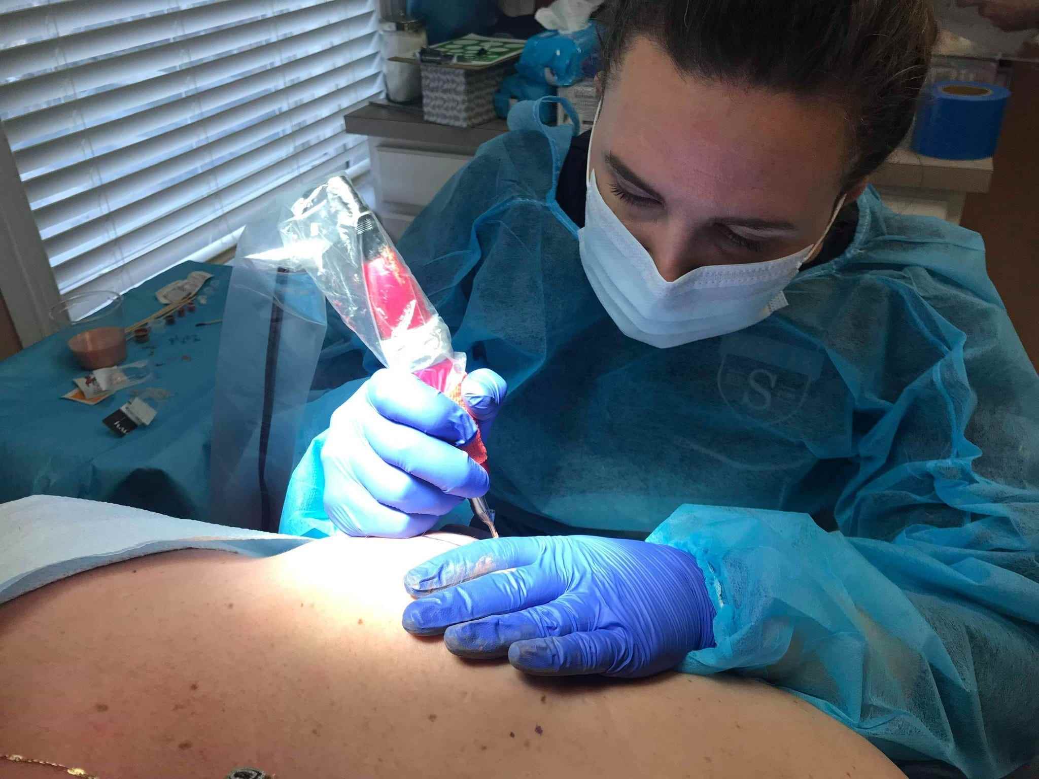 Tätowierer Jenean LaCorte führt ein medizinisches Tattoo durch