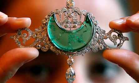 Belle Epoche Emerald and Diamond Brosche in London, Großbritannien, 3. Dezember 2007. Die Brosche war früher Eigentum von Anita Delgado