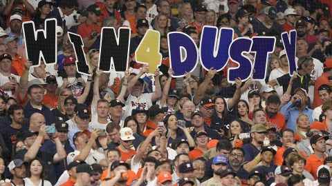 Fans halten während Spiel 6 ein Schild für Dusty Baker, Manager von Houston Astros, hoch.