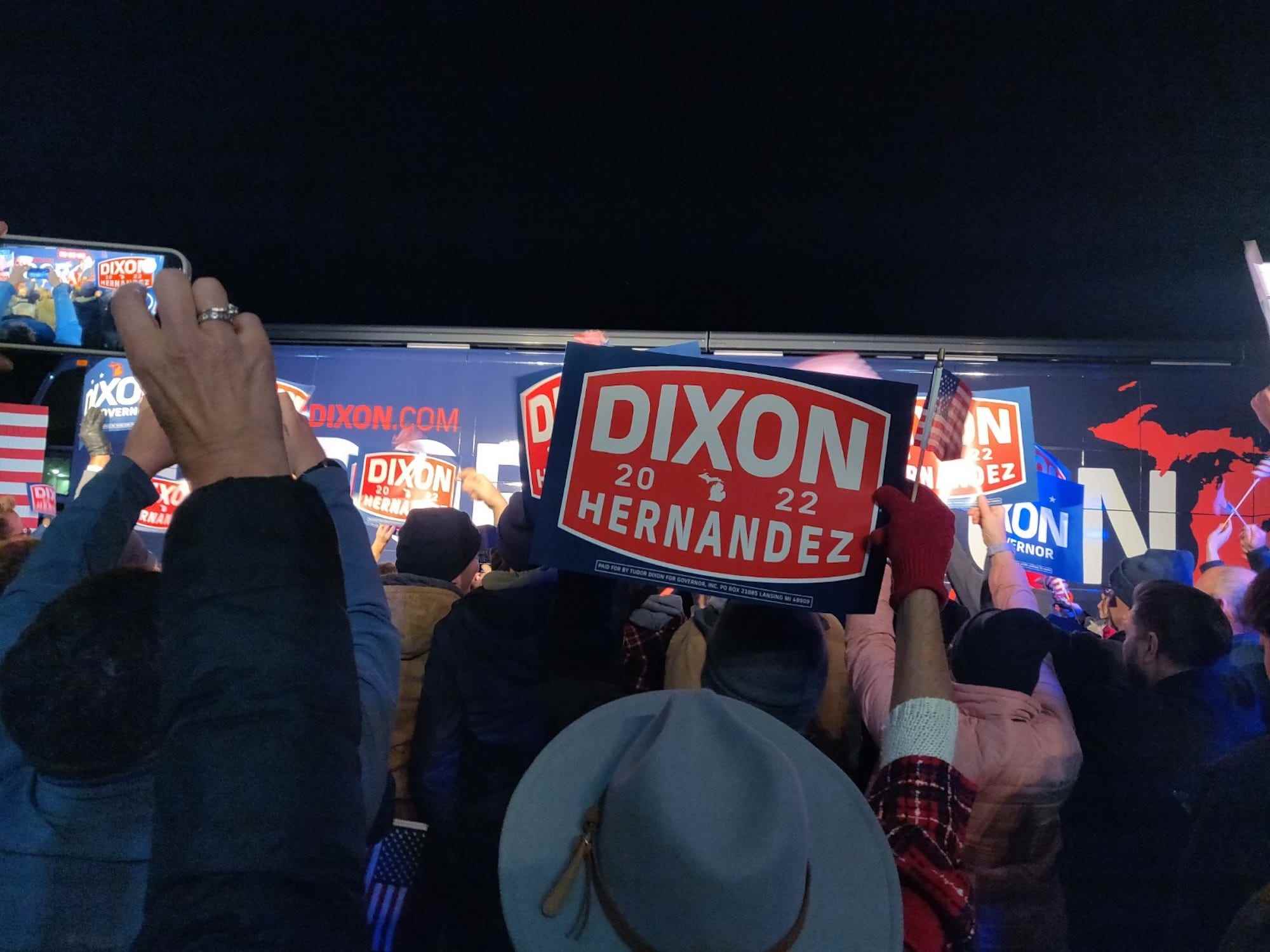 Ein Republikaner aus Michigan winkt während einer Wahlkampfkundgebung in Grand Rapids, Michigan, am 7. November 2022 mit einem Dixon-Hernandez-2022-Schild.