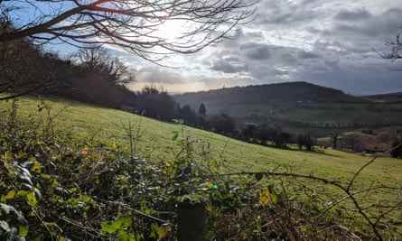 Blick vom Aufstieg zum Grey Hill, Wentwood Forest, Wales, an einem sonnigen Herbsttag.