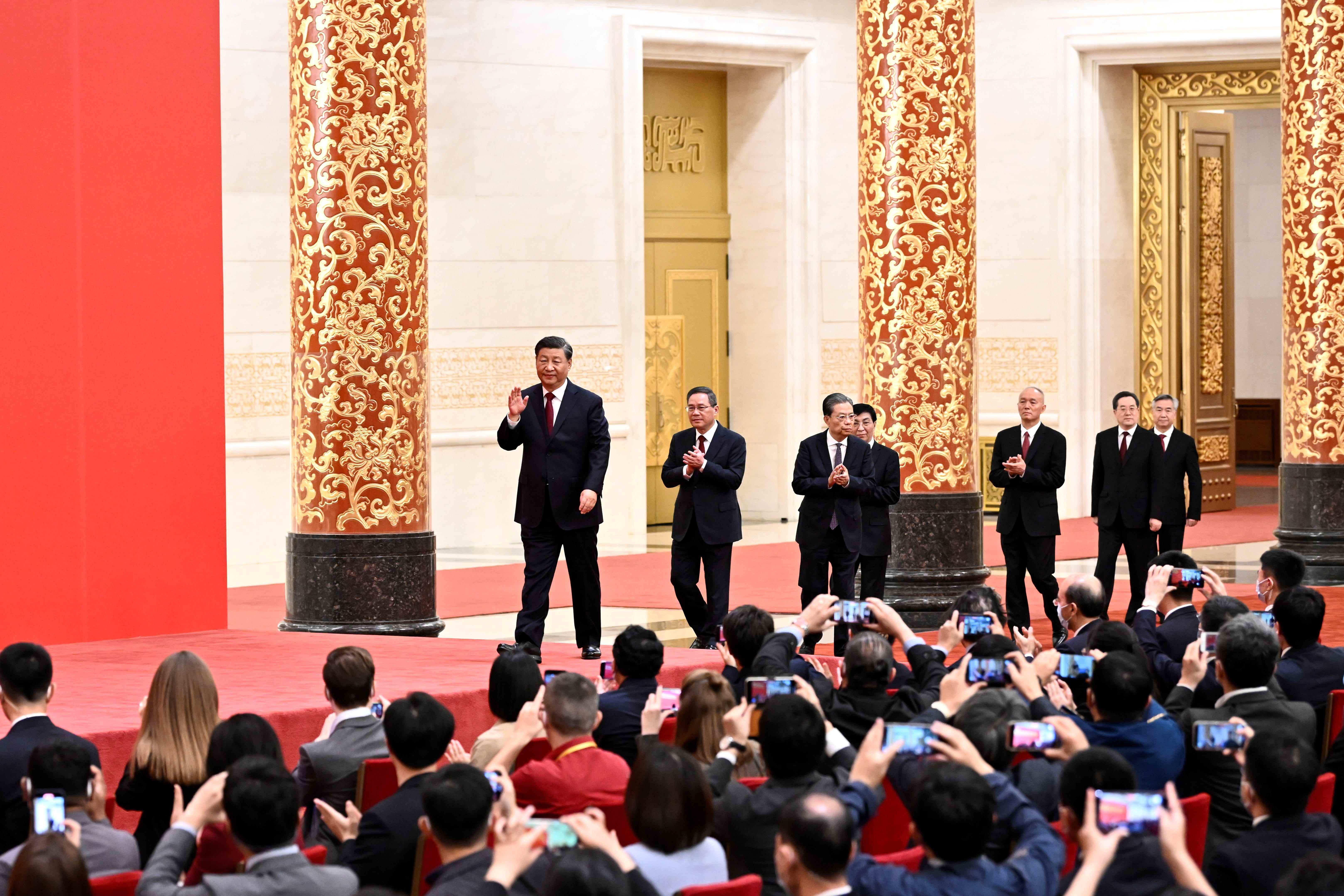 Xi Jinping stellt die anderen sechs Mitglieder des Ständigen Ausschusses des Politbüros vor.
