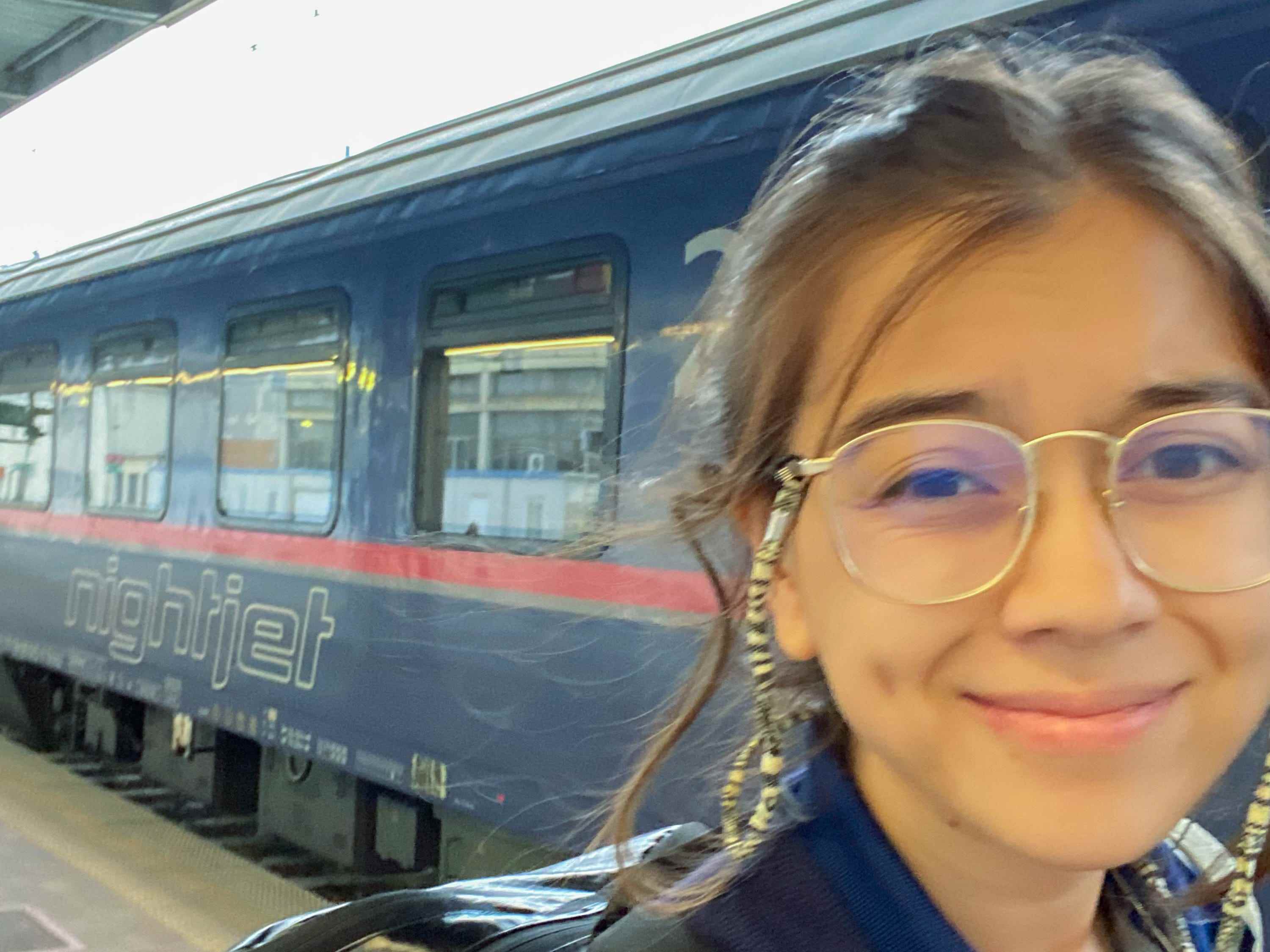 Der Autor macht ein Selfie außerhalb des Zuges