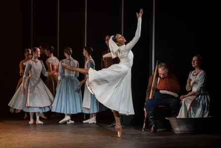 Precious Adams als Schwester Clemence in Tamara Rojos Raymonda des English National Ballet.