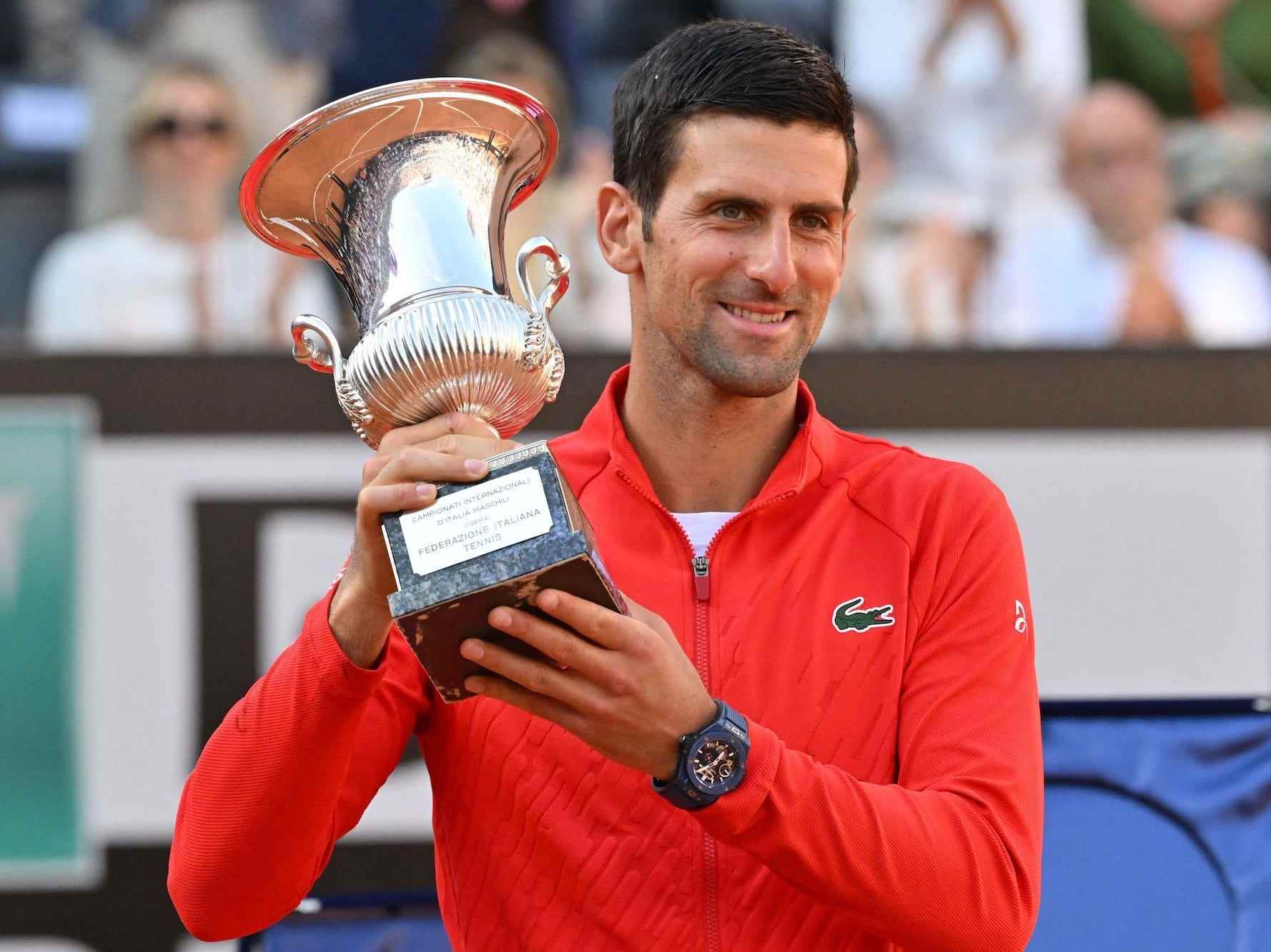 Der Serbe Novak Djokovic hält den Siegerpokal, nachdem er das Endspiel des ATP Rome Open-Tennisturniers der Männer gegen den Griechen Stefanos Tsitsipas gewonnen hat