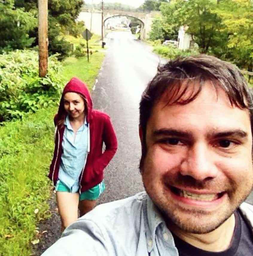 Melissa Petro und ihr Mann bei einem Spaziergang