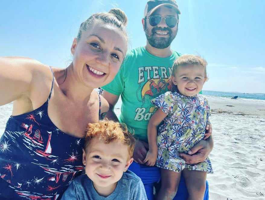 Melissa Petro, ihr Mann und ihre Kinder am Strand