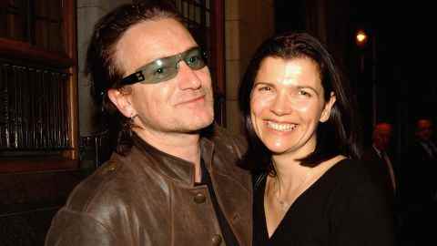 Bono und seine Frau Ali Hewson nehmen am 21. Juni 2003 an einer Special Olympics Party im Clarence Hotel in Dublin, Irland, teil. 