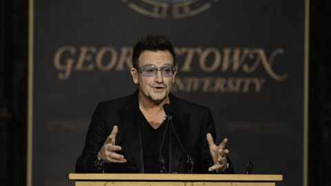 Bono spricht auf der Veranstaltung der Global Social Enterprise Initiative 2012 an der Georgetown University am 12. November 2012 in Washington.