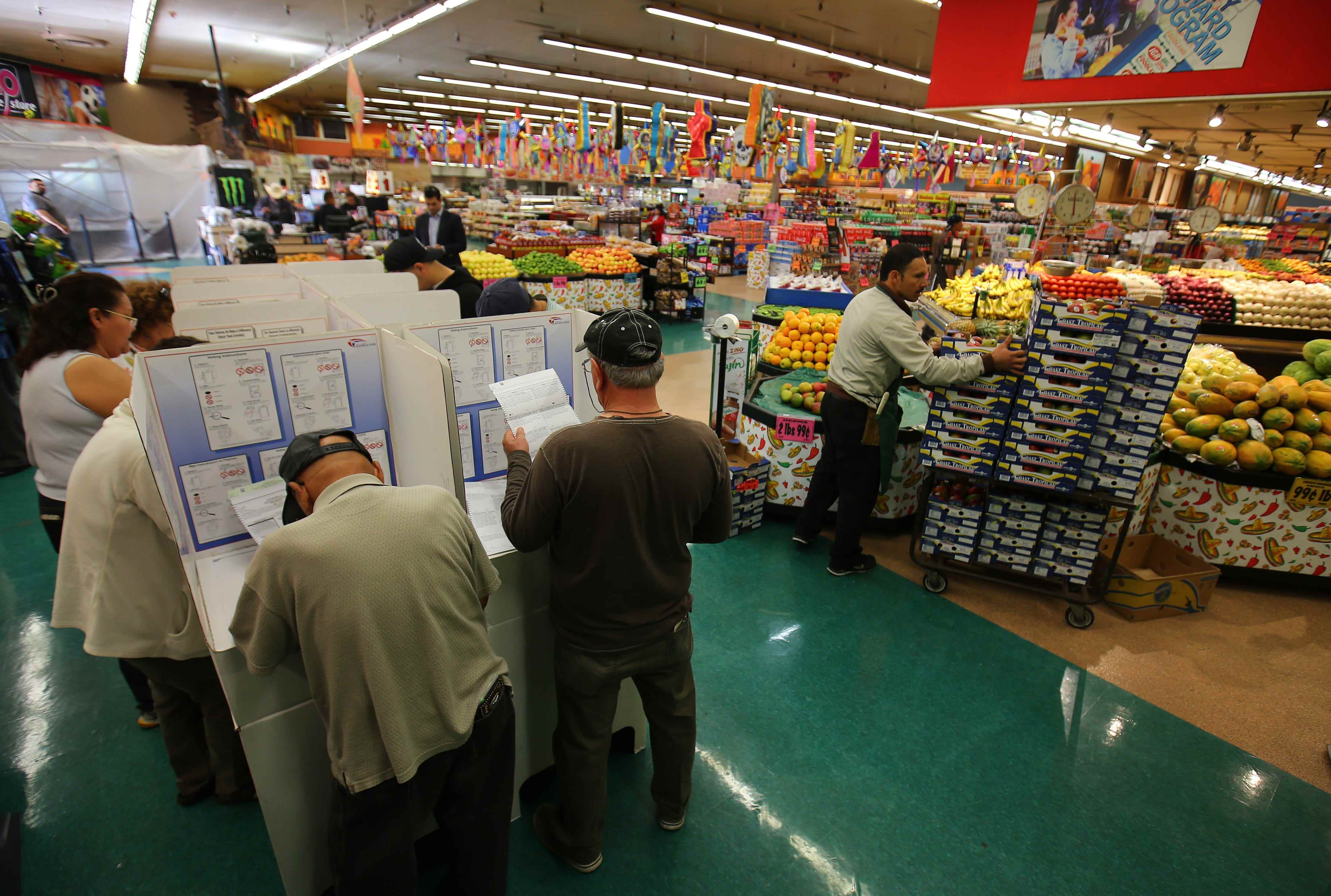 Wähler in einem Lebensmittelgeschäft in National City, Kalifornien.