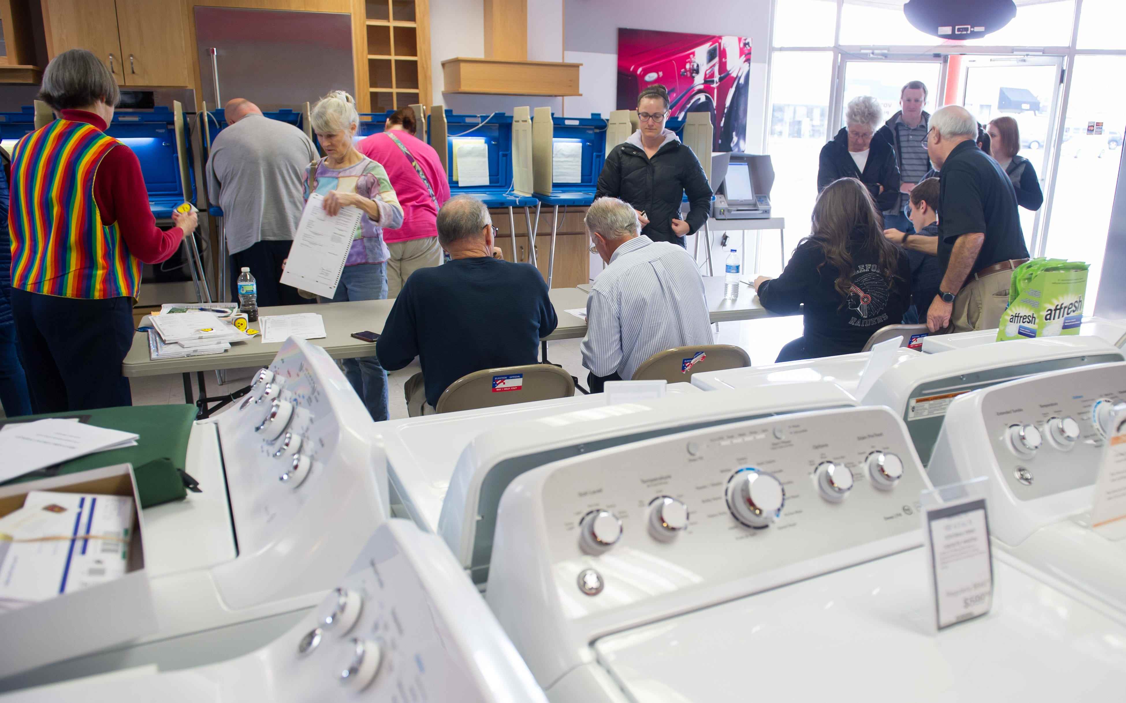 Die Wähler geben ihre Stimmen in einem Wahllokal in Mikes TV and Appliance am 8. November 2016 im State College, Pennsylvania, ab