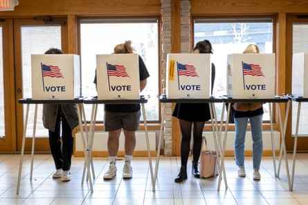 Die Amerikaner wählen am Dienstag im Wahllokal Olbrich Botanical Gardens in Madison, Wisconsin.
