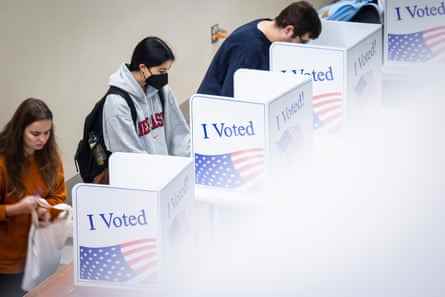 Die Wähler geben am Dienstag in einem Wahllokal der University of Pittsburgh in Pittsburgh, Pennsylvania, ihre Stimme für die Zwischenwahlen ab.