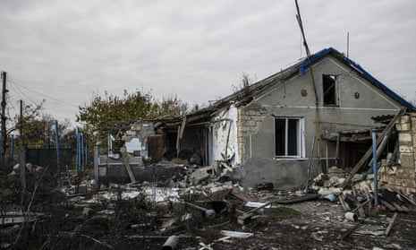 Aktenfoto beschädigter Siedlungen im Dorf Zorya in der Region Mykolajiw