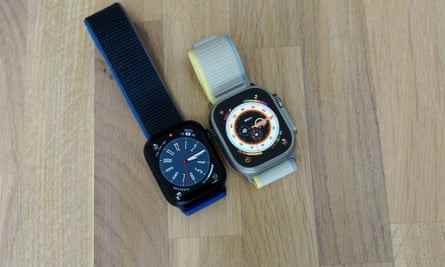 Die Ultra neben der 45-mm-Apple Watch Series 8 abgebildet.