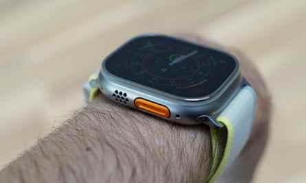 Das Lautsprechergitter neben der orangefarbenen Aktionstaste der Apple Watch Ultra.