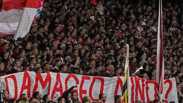 Während des Heimspiels des FC Bayern München am Dienstag wurde ein Banner enthüllt