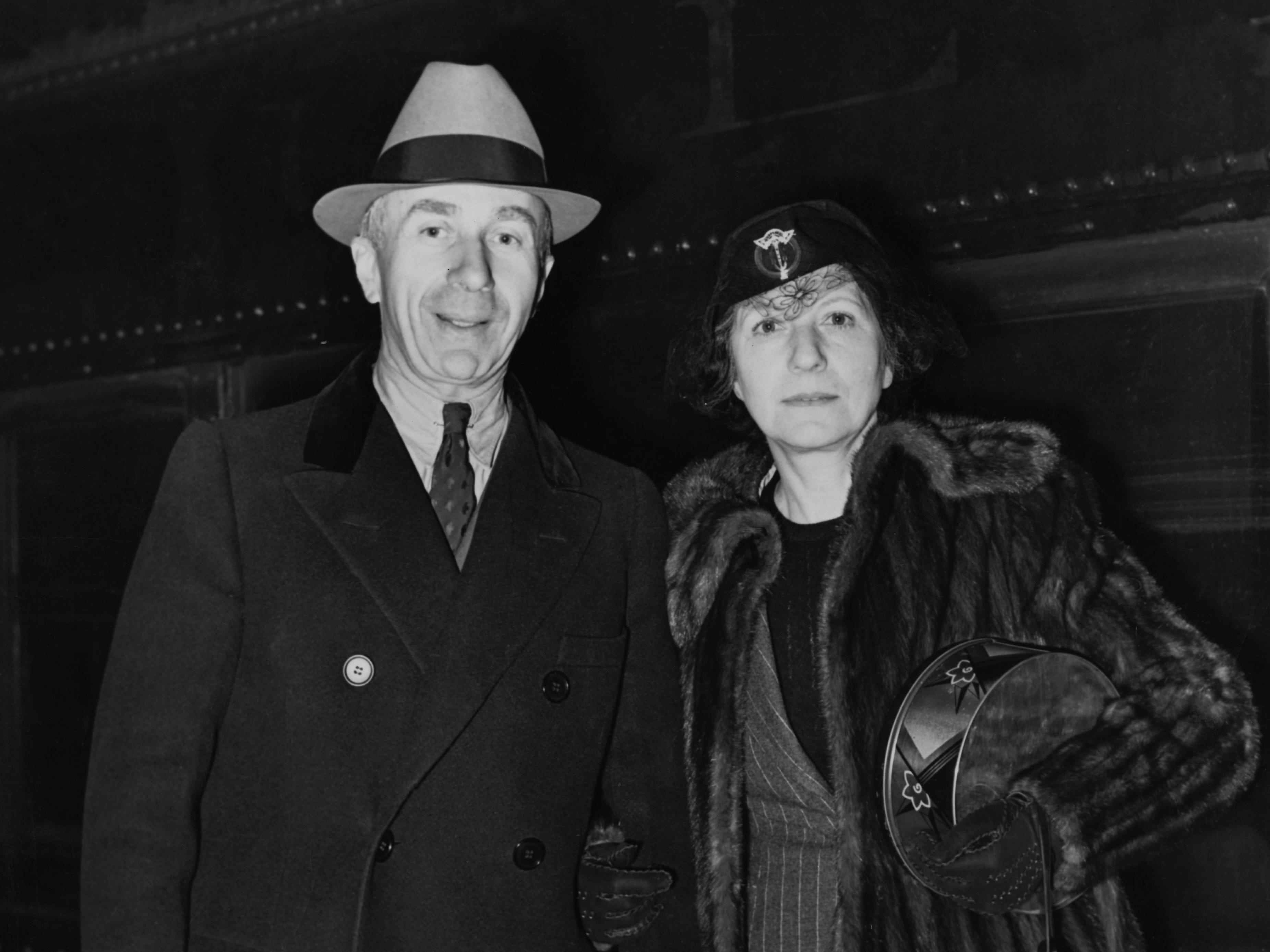 Der amerikanische Filmproduzent Harry Warner (1881-1958), Präsident von Warner Bros. Pictures, Inc, und seine Frau Rea kommen am 20. Januar 1938 mit dem Zug des 20. Jahrhunderts in New York an.