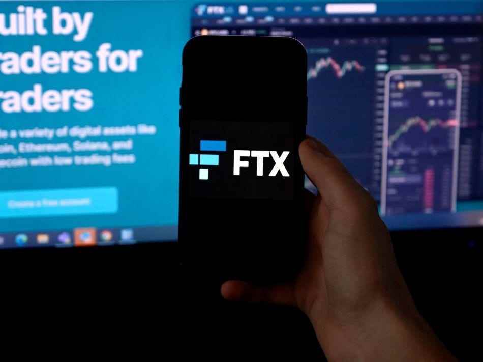 Das Illustrationsfoto zeigt einen Smartphone-Bildschirm mit dem Logo von FTX, der Krypto-Austauschplattform, mit einem Bildschirm, der die FTX-Website zeigt