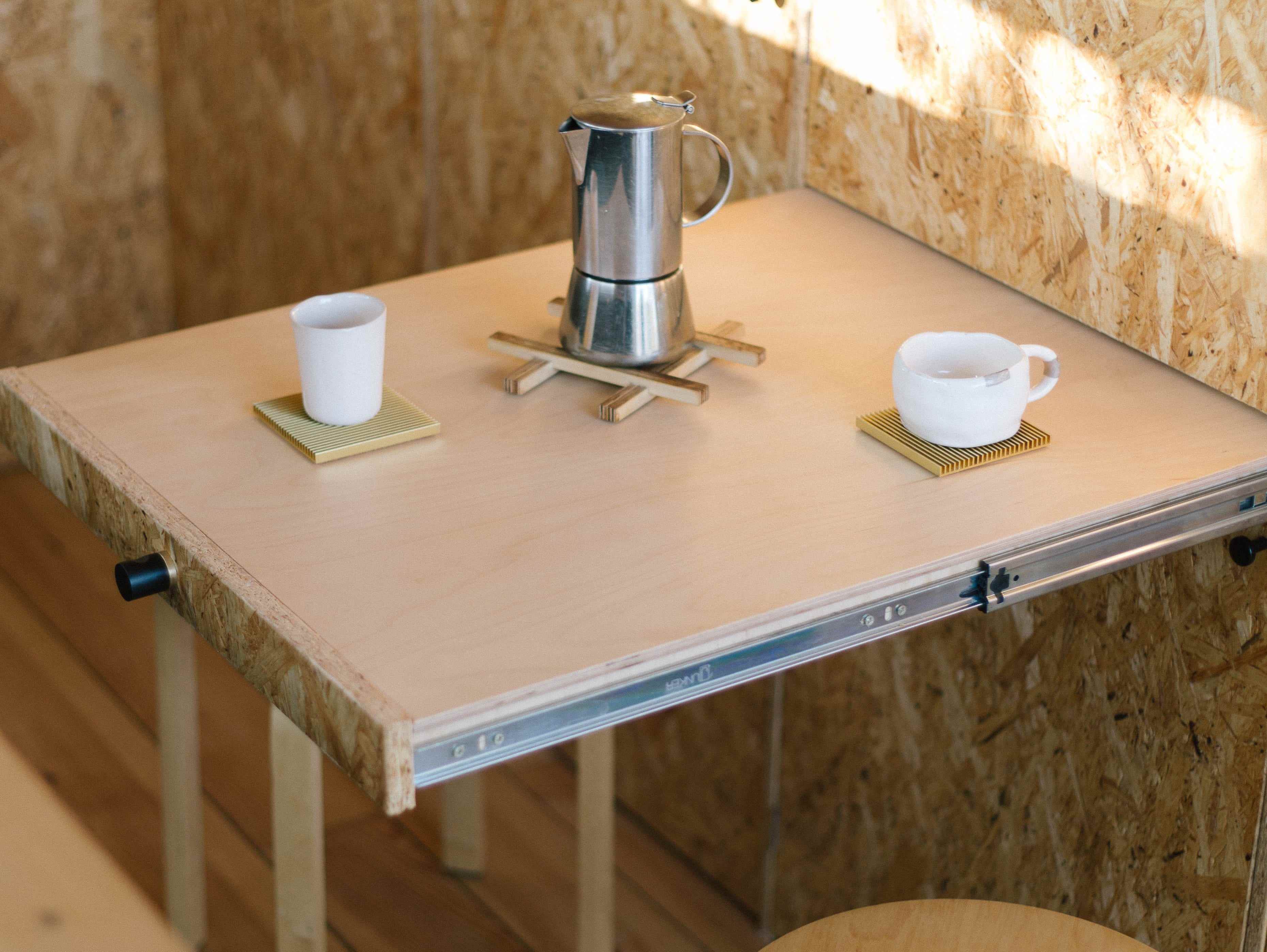 Ein einziehbarer Esstisch, der bei Nichtgebrauch in der Wand aufbewahrt werden kann.
