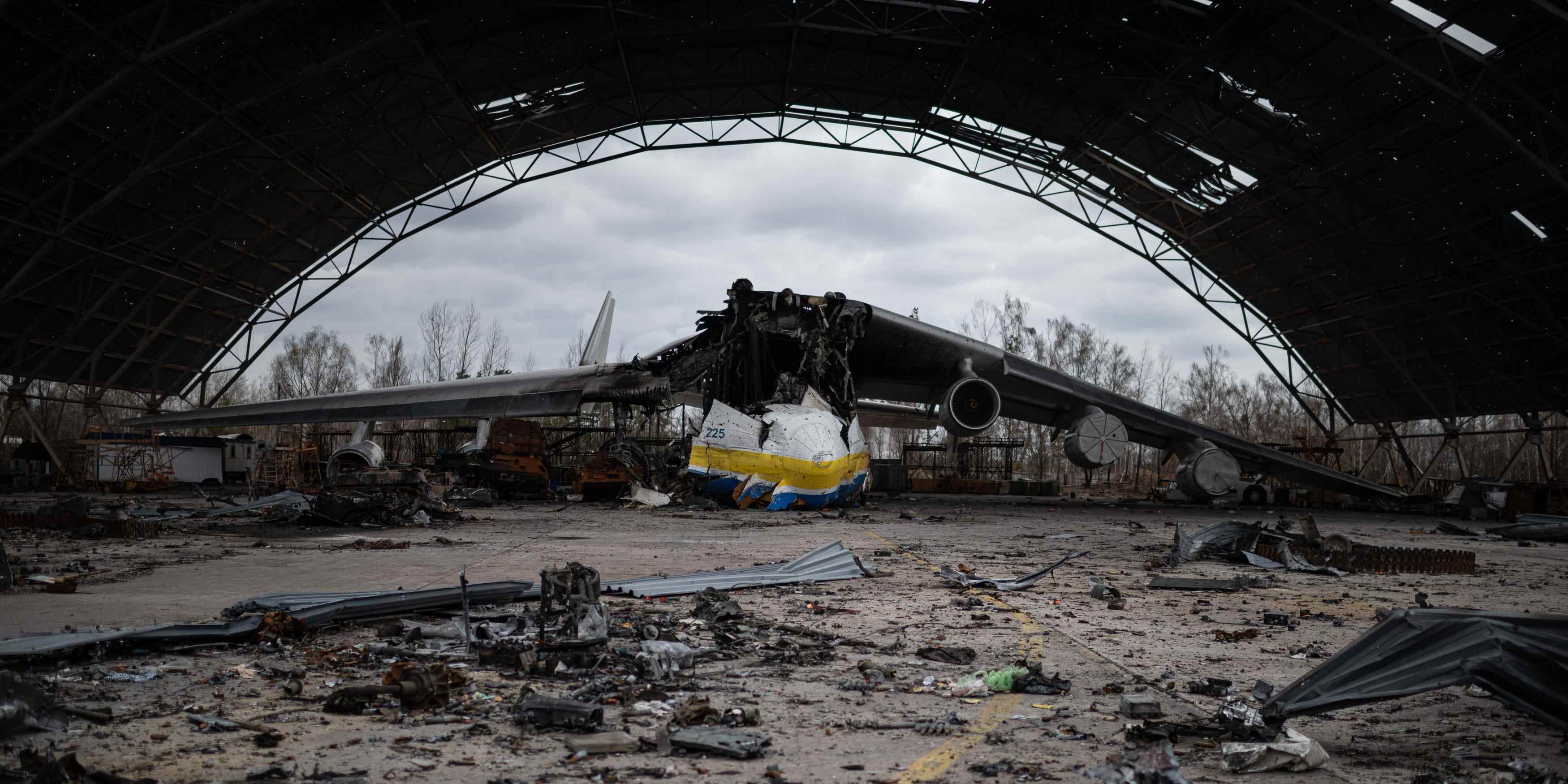 Das zerstörte ukrainische Frachtflugzeug Antonov An-225 „Mriya“, das größte Flugzeug der Welt, unter den Trümmern russischer Militärfahrzeuge auf dem Flugplatz Hostomel am 8. April 2022 in Hostomel, Ukraine.