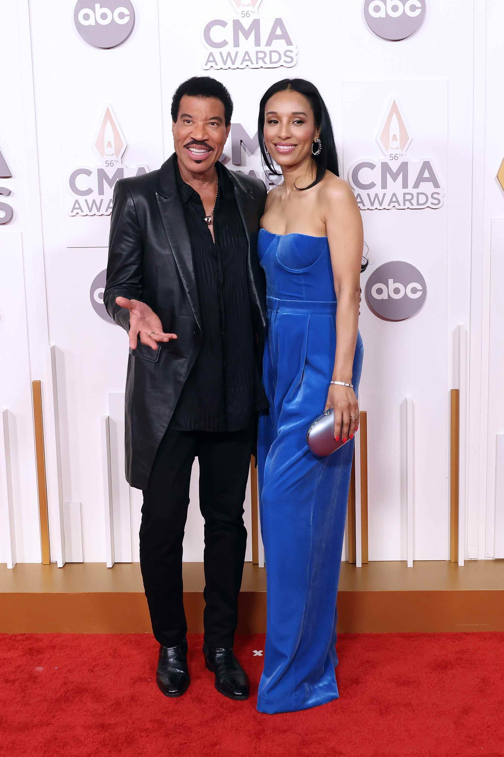 Lionel Richie und Lisa Parigi nehmen am 9. November 2022 in Nashville, Tennessee, an den 56. jährlichen CMA Awards in der Bridgestone Arena teil.