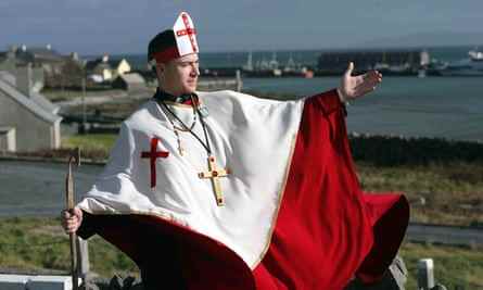 Ein als Bischof verkleideter Fan beim Father Ted Festival auf den Aran-Inseln.