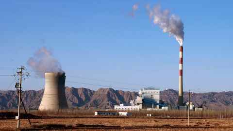 Rauch steigt im Februar aus dem Schornstein eines Kohlekraftwerks in der Provinz Gansu, China.  China und die USA waren in der Vergangenheit die größten Treibhausgasemittenten.