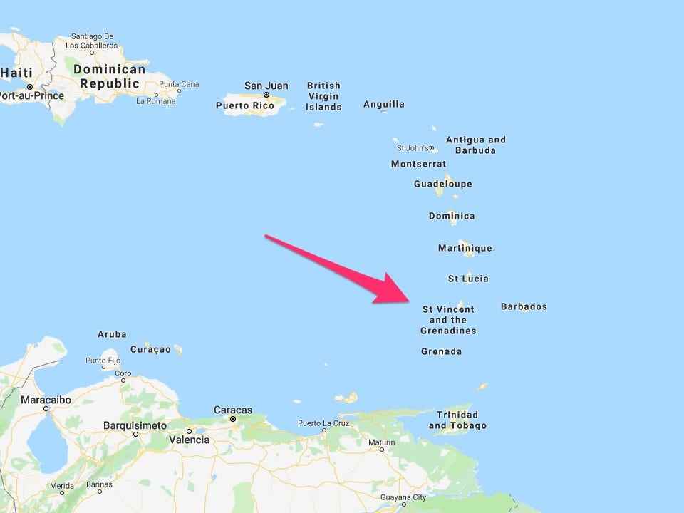 Die Insel Mustique ist auf einer Karte mit einem roten Pfeil gekennzeichnet